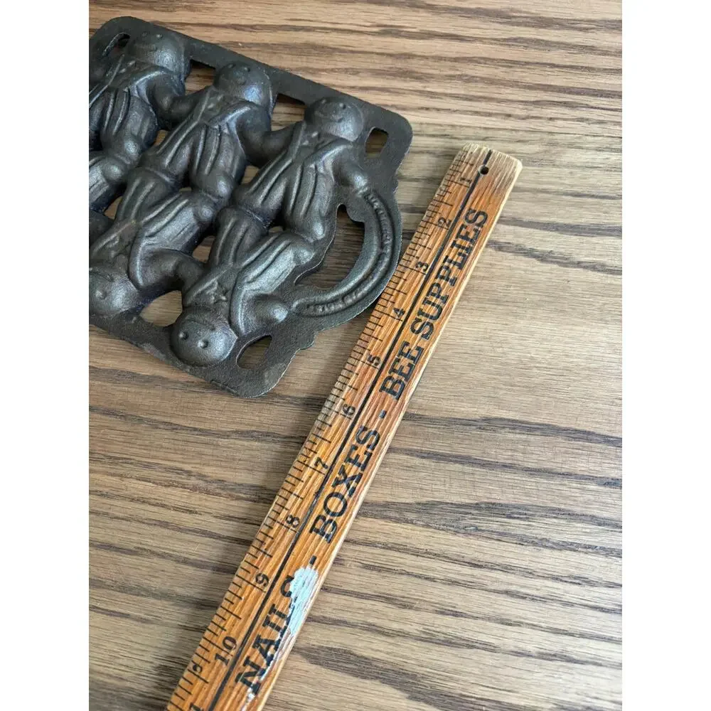 Vintage Cast Iron Mold Gingerbread Men Corn Bread Muffin Pan